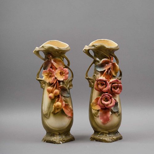 Par de jarrones. Austria, Siglo XX. Elaborados en porcelana Royal Dux. Sellados. Decorado con motivos florales en relieve.