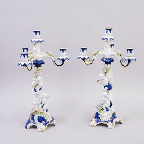 Par de candelabros México, SXX Elaborados en porcelana de Cuernavaca Para 4 luces Brazos orgánicos decorados con amorcillos.