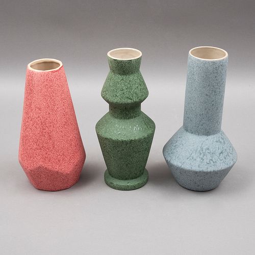 LOTE DE FLOREROS. SIGLO XX. Elaborados en cerámica acabado gres. Diseños geométricos. En colores rojo, verde y azul. Piezas 3.