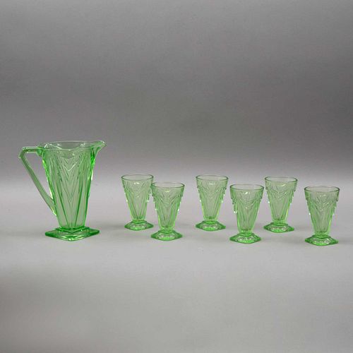 JARRA Y VASOS. MÉXICO, AÑOS 40. Elaborado en vidrio prensado color verde. Diseño de triangulos invertidos. Consta de jarra y 6 vasos.