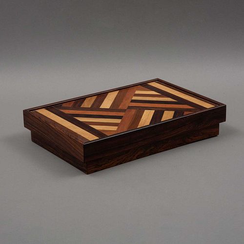 Diseño de DON SHOEMAKER (Estados Unidos, 1917 - 1990) CAJA MÉXICO, AÑOS 70. Elaborada en maderas tropicales de cueramo. Tapa...