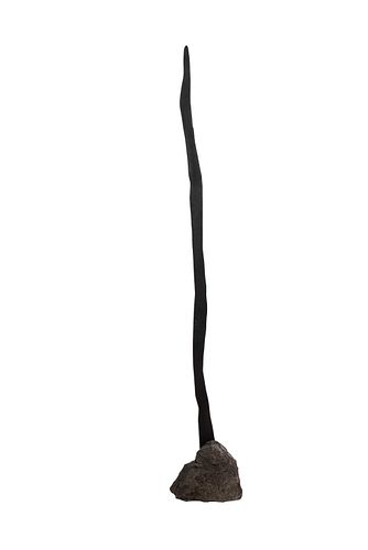 ANÓNIMO. Sin título. Escultura en acero laqueado color negro. Con base de piedra. 192 cm de altura.