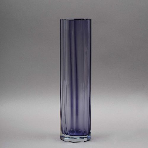 FLORERO. CHECOSLOVAQUIA, AÑOS 60. Elaborado en cristal de Bohemia color violeta. Diseño liso alargado y facetado.  37 x 9 c...