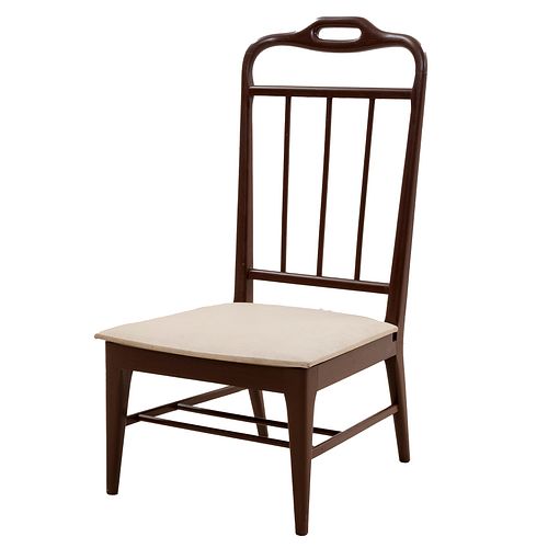 VALET. AÑOS 60. En madera de cedro laqueada color chocolate Respaldo con asa y barandillas, asiento abatible con compartimento interno.