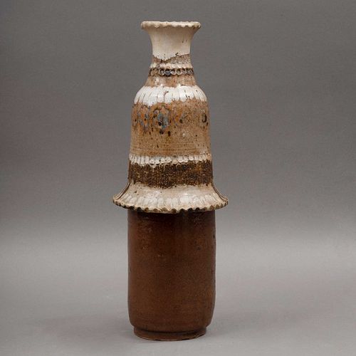 FLORERO. SIGLO XX. Elaborado en cerámica de alta temperatura. En tonos beige y cafe. Diseño cilindrico. Estilo Rústico. 38...