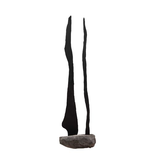 ANÓNIMO. Sin título. Escultura en acero laqueado color negro. Con base de piedra. 190 cm de altura.