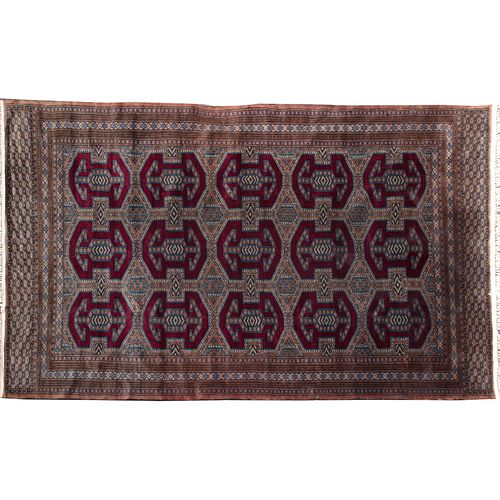 TAPETE. ORIGEN ORIENTAL, SXX. Elaborado en lana, seda y algodón. Decorado con elementos orgánicos y geométricos. 265 x 165 cm