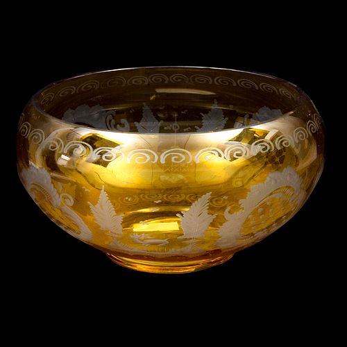FRUTERO. ALEMANIA, SXX. Cristal de Bohemia, color amarillo, decoración esmerilada con diseños a manera de acanto. 17 x 32 cm de diám.