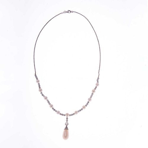 Collar con perlas y diamantes en oro blanco de 18k. 1 perla calabazo color blanco de 15 x 10 mm. 11 perlas cultivadas color blan...