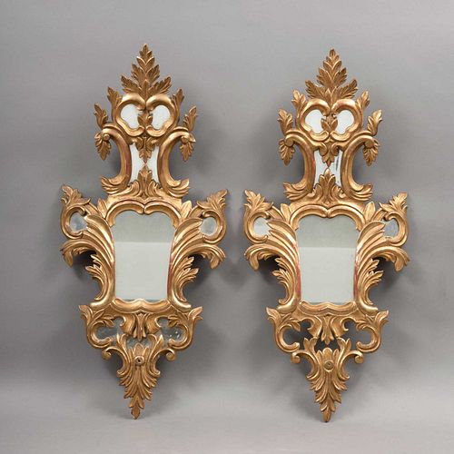 PAR DE CORNUCOPIAS. FRANCIA, CA. 1900. Madera dorada, decoradas con relieves a manera de acantos, aplicaciones de espejo. 76 x 36 cm.