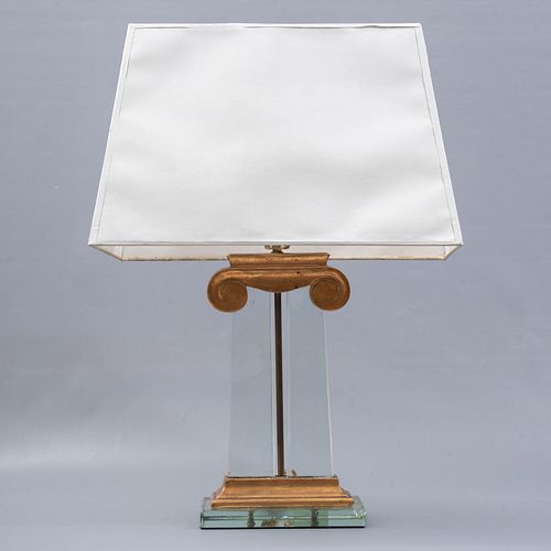 Lámpara de mesa. SXX. Diseño de columna jónica. Para una luz. Elaborada en vidrio biselado. y madera dorada. Con pantalla.