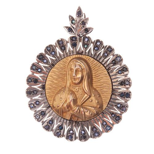 Medalla con zafiros en oro amarillo de 10k y bisel plata paladio. 55 zafiros corte redondo. Imagen de la Virgen de Guadalupe. ...