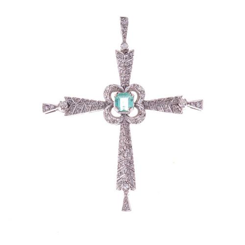 Cruz con esmeralda y diamantes en plata paladio. 1 esmeralda corte cojín. 88 diamantes corte 8 x 8. Peso: 4.5 g.
