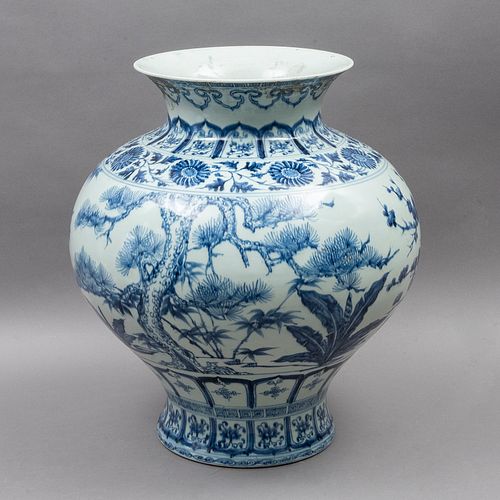 JARRÓN. CHINA, PRINC. DEL SXX. Porcelana blanca, decorado en color azul, motivos a manera de figuras florales. 42.5 x 38cm de diametro.