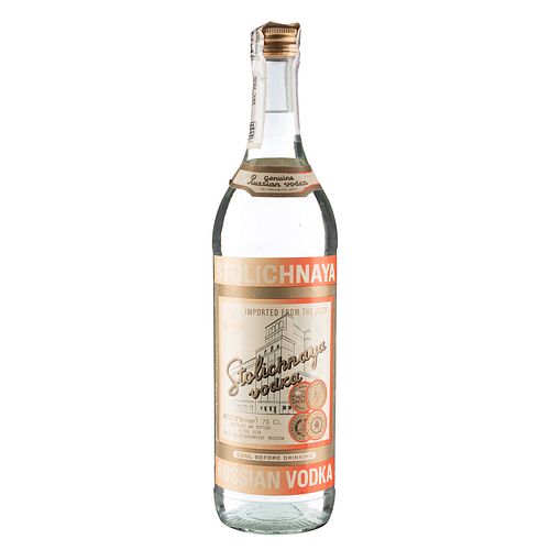 Stolichnaya. Vodka Genuine. Moscú. Rusia. En presentación de 750 ml.