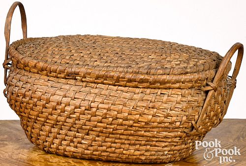 Unusual Pennsylvania rye straw lidded basket