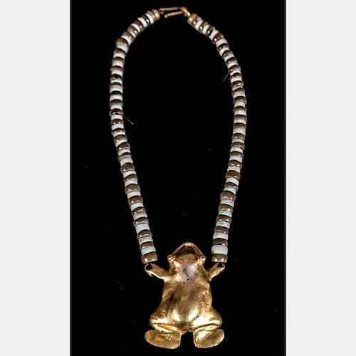 A Pre-Columbian Gold Frog Pendant with Pale Green and Olive Carved Hardstone Necklace (Costa Rica), 1000-1500AD.