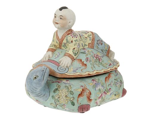 A Chinese famille rose porcelain turtle box