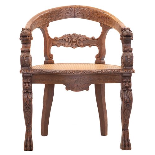 SILLÓN. FRANCIA, SXX. Elaborado en madera de roble. Respaldo semiabierto, asiento de bejuco y soportes tipo garra.