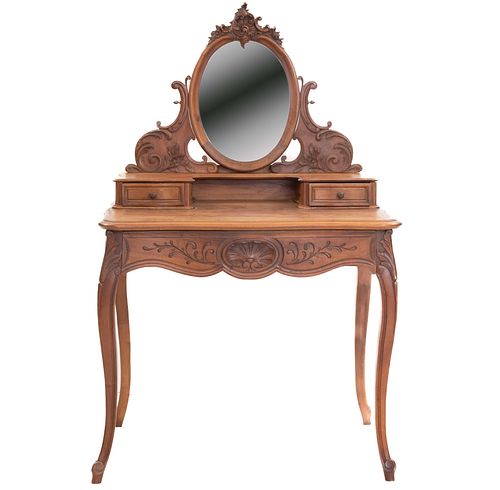 TOCADOR. FRANCIA, SXX. Estilo LUIS XV. Elaborado en madera de nogal. Con espejo oval biselado, cubierta irregular.