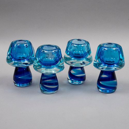 LOTE DE CUATRO DE CANDELEROS. ITALIA, SXX. Cristal de Murano, diseño a manera de hongo, acabado sommerso en color azul. 15.5 cm de alt.