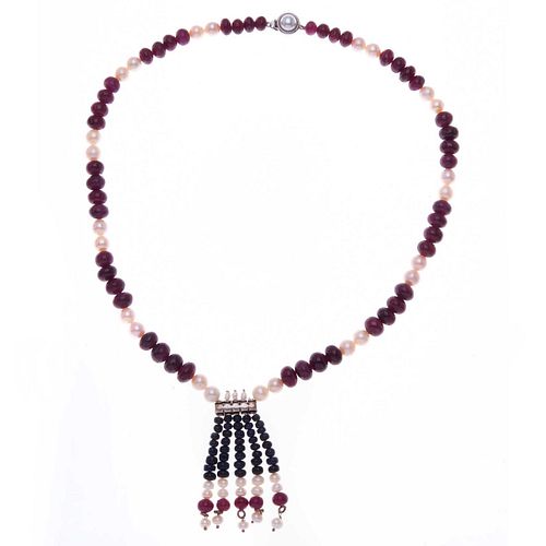 Collar con rubíes, zafiros y perlas en metal base. 53 aros y esferas de rubíes de cantera. 39 perlas cultivadas color blanco. ...