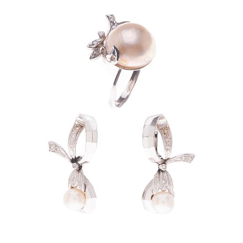 Anillo y par de aretes vintage con perlas y diamantes en plata paladio. 1 medias perlas y dos perlas cultivadas clor crema. 21 d...