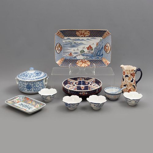 Lote de 10 artículos de mesa. Origen oriental, SXX. Elaborados en porcelana y cerámica. Algunos en porcelana Imari.