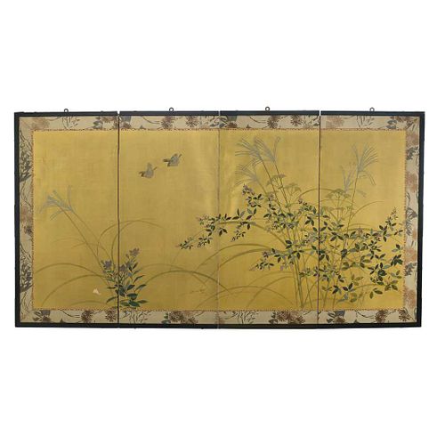 Biombo Japón. Principios del Siglo XX. Elaborado en talla de madera, seda y papel dorado pintado al óleo. Firmado y sellado....