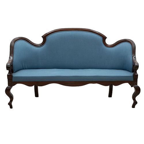 Sofá. SXX. Estructura de madera. Con tapicería de tela color azul. Respaldo cerrado, asiento acojinado y soportes semicurvos.
