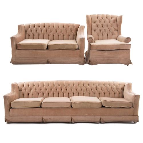 SALA. SXX. Estructura de madera. Con respaldos capitonados y asientos en tapicería color rosa. Consta de: sillón, love seat y sofá.