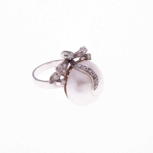 Anillo vintage con media perla y diamantes en plata paladio. 1 media perla color blanco de 16 mm. 12 diamantes corte 8 x 8. Ta...