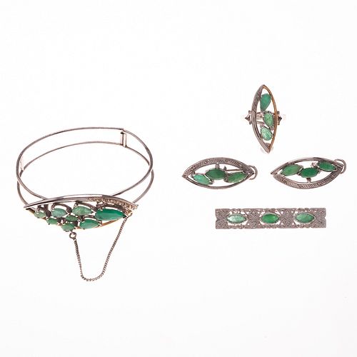 Pulsera, prendedor, par de aretes y anillo con esmeraldas y diamantes en plata paladio. 20 esmeraldas corte marquís y gota ~6.50 c...