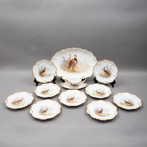 SERVICIO PARA MESA. FRANCIA, CA. 1900. Marca LIMOGES. Porcelana, decorado a mano con figuras de aves, detallado al oro. Piezas: 11.