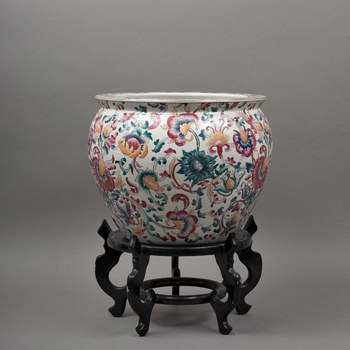PECERA. CHINA, SXX. Porcelana blanca, decorada a mano con motivos a manera de flores y peces, con base de madera. 30.5 x 37 cm de diam.