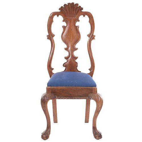 SILLA. SXX. Elaborado en madera. Respaldo semiabierto, asiento acojinado color azul y soportes tipo garra. Decorada con molduras.