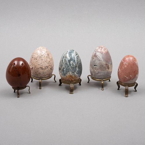 LOTE DE ORNATOS. SXX. Figuras a manera de huevo, diversos minerales, con soportes metálicos. De 2 a 7 cm de altura. Piezas: 22.