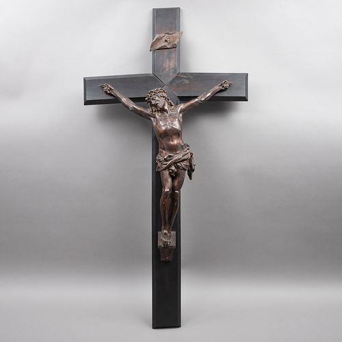 CRISTO EN LA CRUZ. SXX. Cristo en antimonio y cruz en madera. 110 cm de altura.