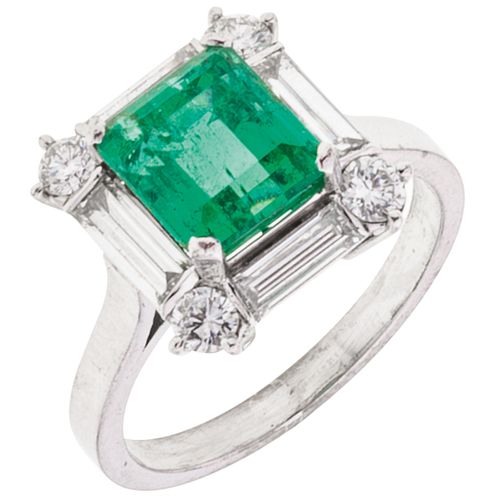 ANILLO CON ESMERALDA Y DIAMANTES EN PLATA PALADIO. Una esmeralda corte octagonal~1.50 ct y diamantes corte brillante y baguette ~0.64ct
