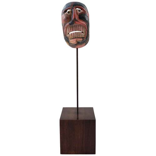 GERMÁN CUETO, Máscara, Firmada y fechada 50, Escultura tallada en madera y policromada, 73 x 17 x 17 cm medidas totales, Con constancia