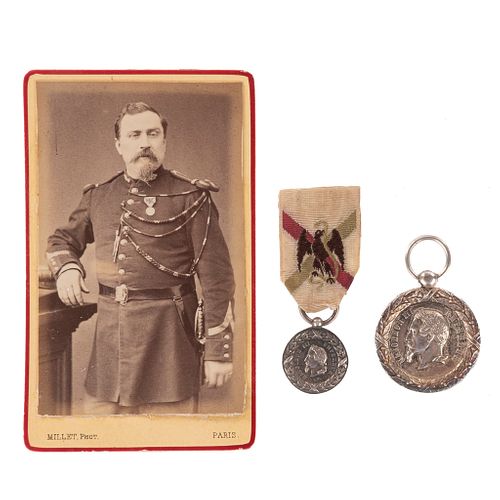 Madallas Conmemorativas de la Intervención Francesa. Expédition du Mexique 1862 - 1863. en plata, 30 y 19 mm., y DVD Militar. Piezas: 3