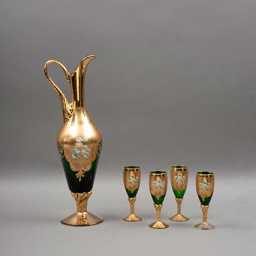 SERVICIO DE CRISTALERÍA. ITALIA, SXX Consta de jarra y cuatro copas.  Cristal de Murano color verde, decoradas al oro. Piezas: 5. sold at auction  on 18th June | Morton Subastas