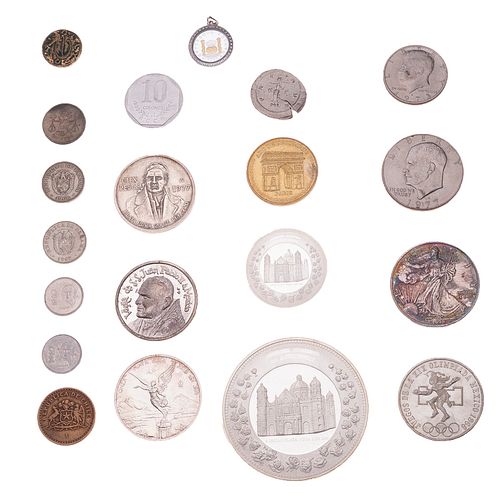 Siete monedas y medallas en plata. Peso: 328.4. 12 monedas y medallas de cuproniquel.