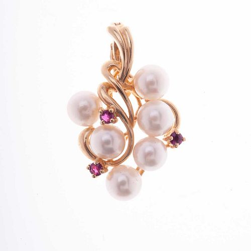 Pendiente con perlas y rubíes en oro amarillo de 14k. 6 perlas cultivadas color blanco de 5 mm. 3 rubíes corte redondo. Peso:...