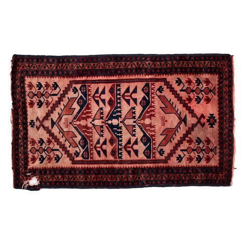 TAPETE. SXX. Diseño tribal, lana, anudado semimecanizado, diseños geométricos, en tono rojo y negro. 128 x 76 cm aprox.