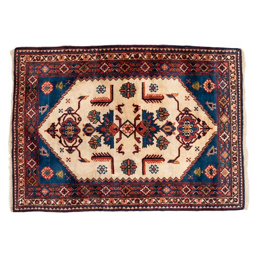 TAPETE. SXX. Estilo TABRIZ, lana, anudado semimecanizado, diseños florales, en tono azul, rojo y beige. 147 x 105 cm aprox.