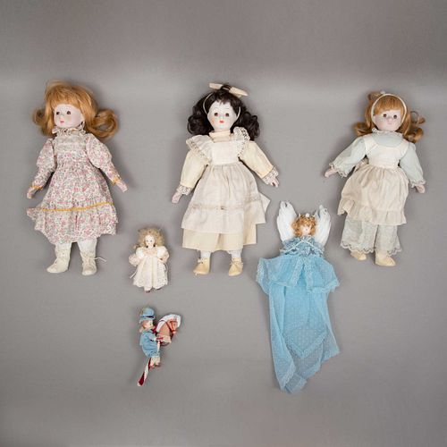Lote de 6 muñecas. Siglo XX. Elaboradas en porcelana y resina. Con sintético y vestidos de tela. Detalles de conservación y...
