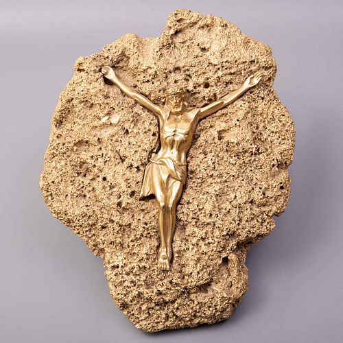 CRISTO. SXX. Elaborado en metal dorado y bronce sobre coral dorado. 44 x 24 x 14 cm.