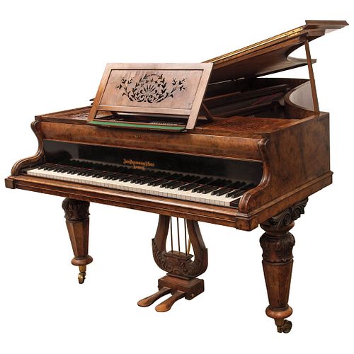 PIANO (SEMI GRAND) INGLATERRA, SIGLO XIX Marca John Broadwood & Sons, No. de serie 10309 Elaborado en madera de nogal, 93x138x227 cm