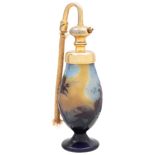EMILE GALLÉ  FRANCIA, (1846 - 1904) PERFUMERO Cristal de camafeo estilo ART NOUVEAU con decoración floral en tonos amarillo y...